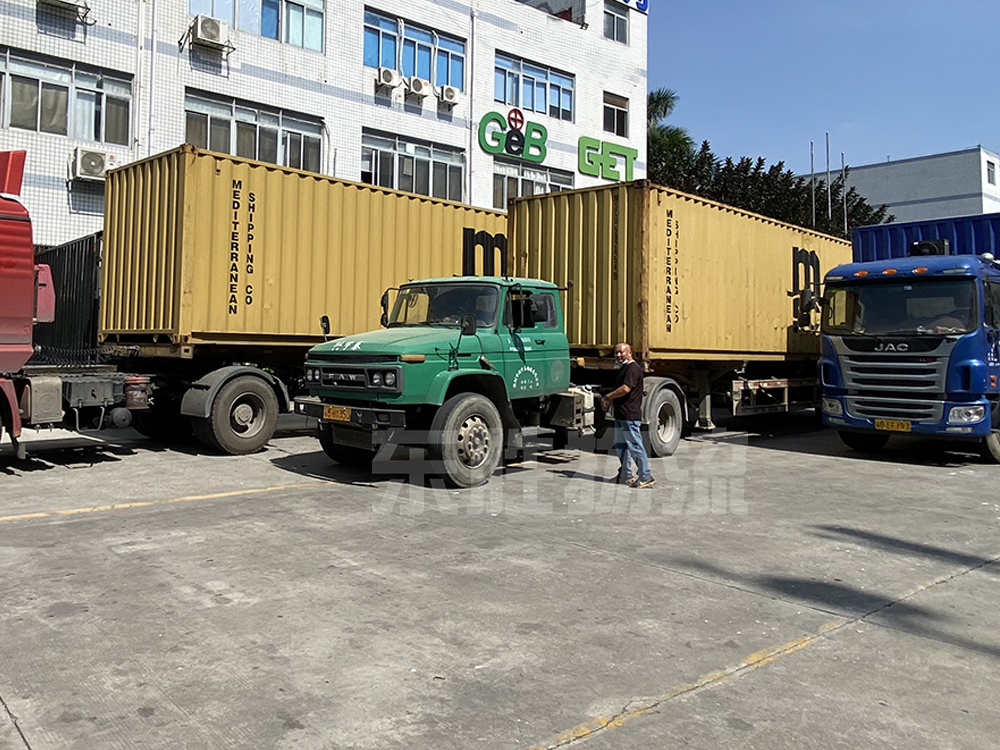 防護口罩出口到國外，防疫物資出口國外運輸，東勝物流口罩裝車現(xiàn)場圖