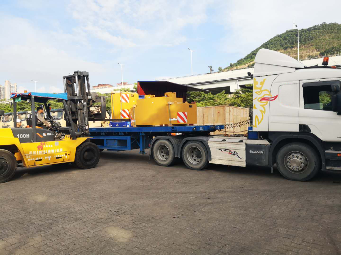 廣州發(fā)貨到香港運輸價格，廣州到香港貨運專線公司，深圳中港平板車運輸案例圖